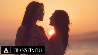 Alkonyat után durva baszás: Tori Easton keményen megdugja Charlotte Sins bikini babát