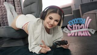 Pici tini kiscsaj Aria Banks elkapja magas mostohabátyját Chris Epicet, aki a szobájában kézimunkázza a kárója