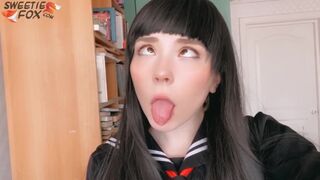 Japán iskoláslány mélyen cidázza a pöcse és vadul lovagol rajta