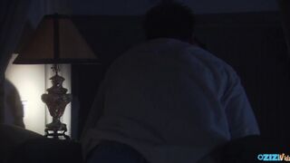Tini bige cidázik és lovagol a farkon ágyban lefekvés előtt