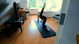 Tini fitnesz spiné ujjazza magát, majd alaposan megbasszák