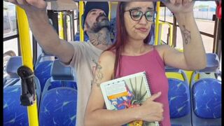 Tini ribancot megbassza egy idegen a nyilvános buszban