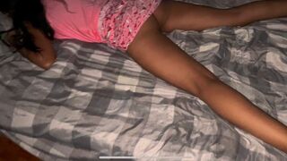 A bátyám haverja otthon marad, bejön a szobámba, megbassza a pinámat és beleélvez a bugyimba