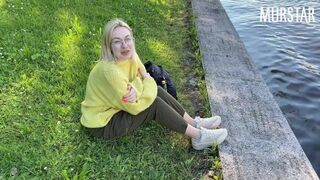 Web Kamerás hölgyemény szopásért kap pénzt a parkban