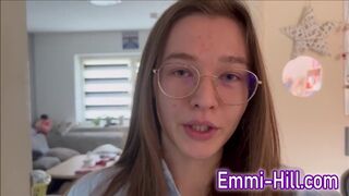 Kinti spriccelés! 18 éves vékony tini bassza nagy punciját a szabadban, amíg el nem élvez