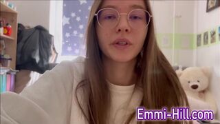 Tini kurva alaposan ujjazza magát és spriccel!