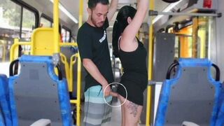 Vén manus dörzsöli és kiveri a barnára a buszon, amíg el nem élvez