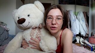 A legkrémesebb tini pina a bolygón kúr egy plüssmacival