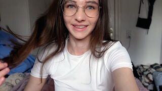Ártatlan tini rendesen kúrja nagyajkú punciját cowboy szerkóban!