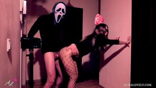 Maszkos őrült alaposan megbassza a fekete ribancot a tükör előtt - halloween szerepjáték fétis páros játék