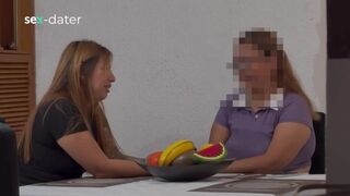Dögös érett nő ujjazza a fiatal leszbi puncit, amíg az élvezve élvez