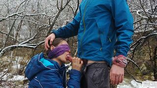 Nyilvános cumizás és ondó lenyelés a hegyvidéki folyó partján