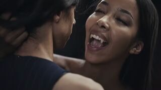 Ebony Vampire Mistress Lia Lin elcsábít egy brazil méretes keblű tini spinét a Vampired durva domina játékában