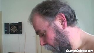 Tini vörös kiscsaj cumizza és lovagol a nagypapa farkán