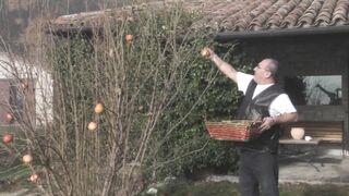Bombázó világos szőke tini amatőr popsiba dugva és szájba spriccelve méretes farasszal